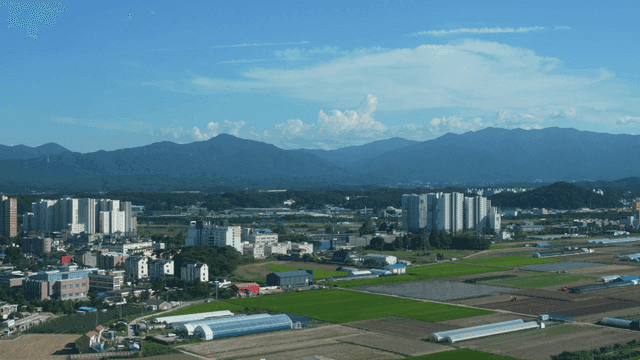산과 들판이 있는 도시 풍경
