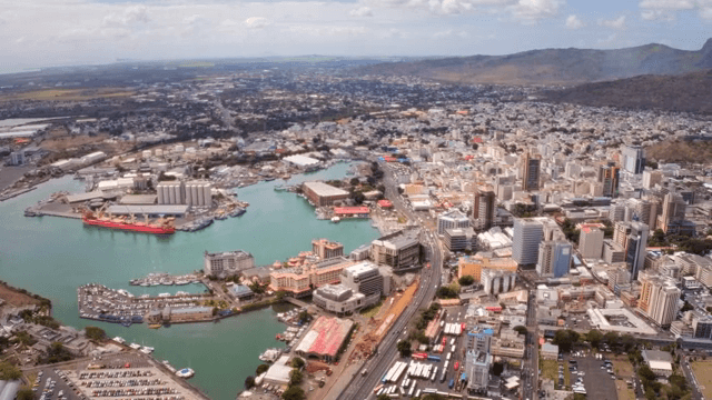 항구와 건물이 있는 번화한 도시