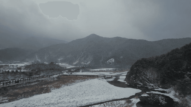 눈 덮인 공원을 둘러싼 산