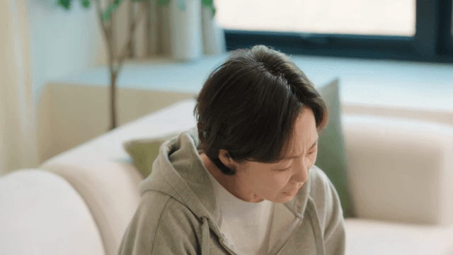 통증으로 얼굴을 찡그리는 여성