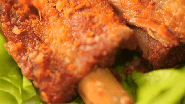 상추 위에 바삭하게 튀겨진 갈비