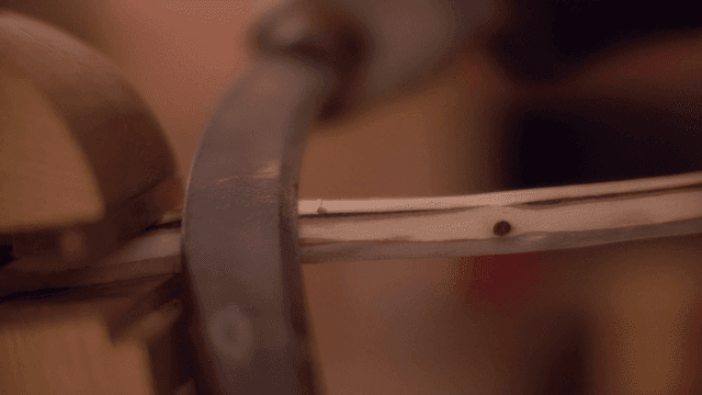 도구로 나무를 깎는 모습