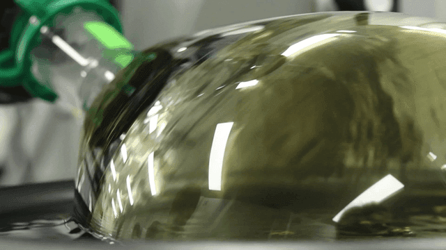 돌아가는 실험실 플라스크에서 소용돌이치는 액체