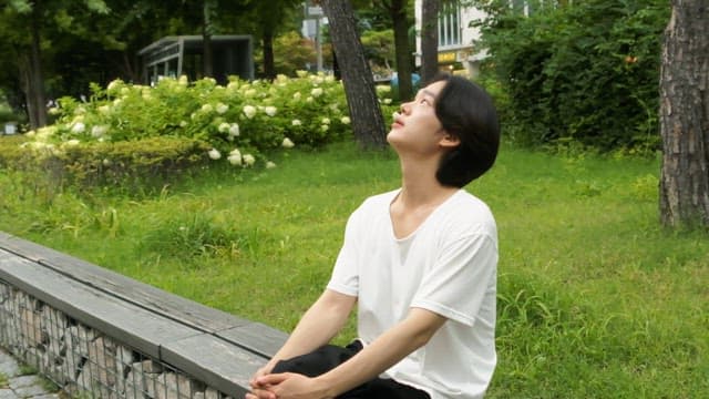 공원 벤치에 앉아 있는 사람