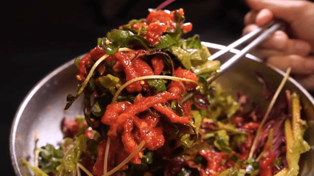 젓가락으로 집어든 육회비빔밥