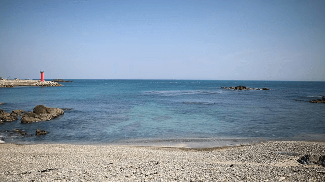 빨간 등대가 있는 고요한 해변