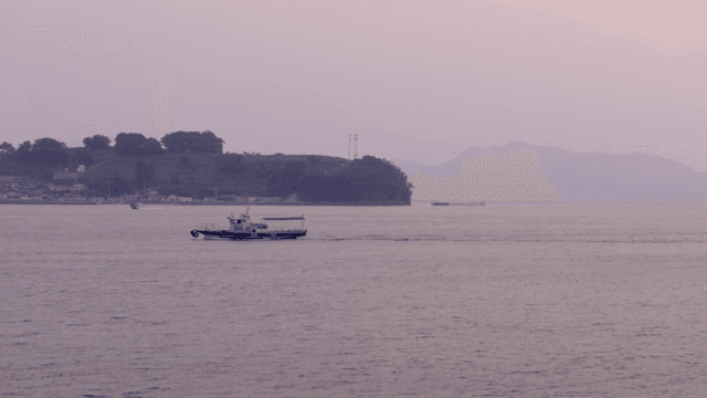 해질녘 잔잔한 바다를 항해하는 배