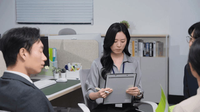 네 명의 동료와의 사무실 회의