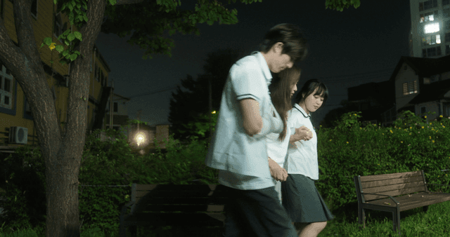 밤에 벤치에서 일어나는 세 친구