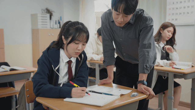자습 시간에 학생들을 살피는 선생님