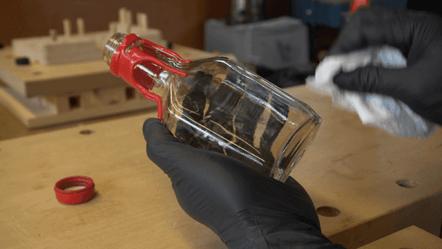 천으로 유리병 닦기