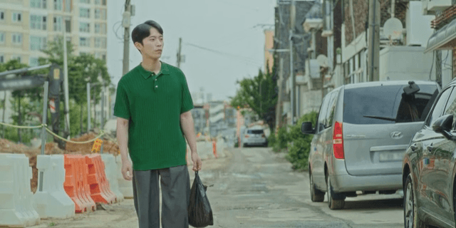 공사 중인 거리를 걷는 남자