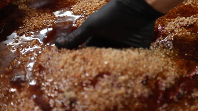 새빨갛고 걸쭉한 고추장을 장갑 낀 손으로 섞는 모습