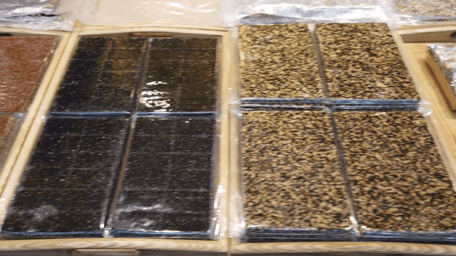 다양한 전통 한국 과자가 진열된 모습