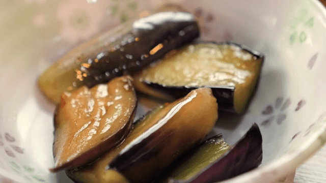 그릇에 담긴 조리된 가지 반찬