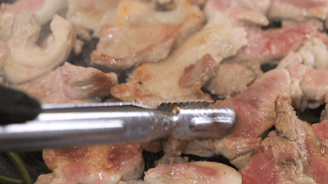 뜨거운 팬에 구워지는 돼지고기