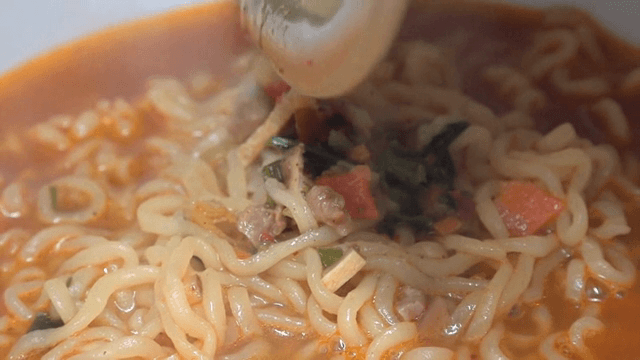 야채와 국물이 있는 한국 라면