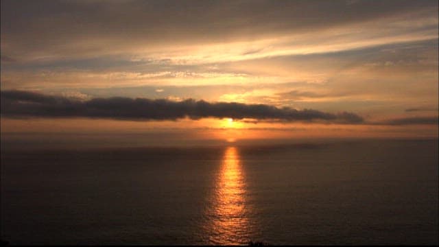 평온한 바다 수평선 위 일몰