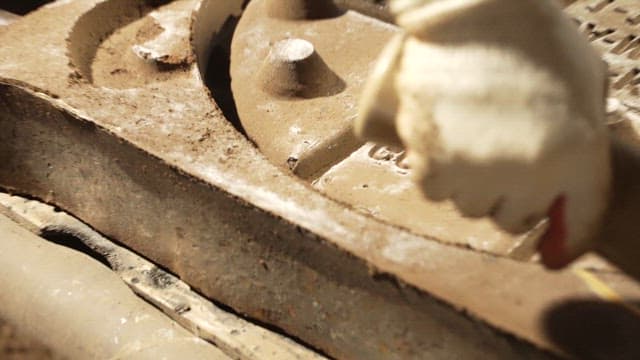 주조 몰드 표면에 실란트 바르는 장면