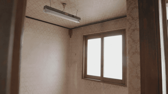 창문과 형광등이 있는 빈 방