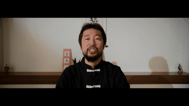 중국식 전통 의상을 입고 소리지르는 남자