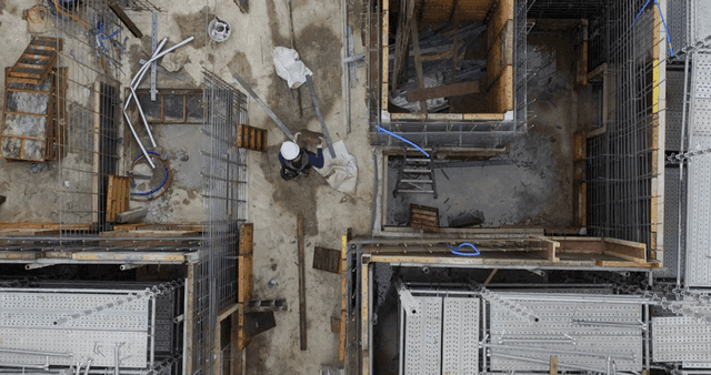 작업자와 자재가 있는 건설 현장