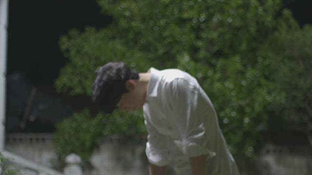 밤에 앞마당에서 의문의 나무상자를 발견하는 남자