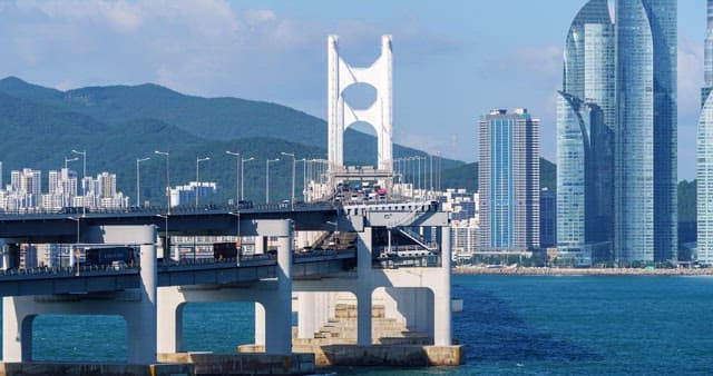 정면에서 바라본 광안대교의 낮부터 밤까지의 분주한 풍경