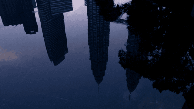 고요한 수면에 비친 고층 건물