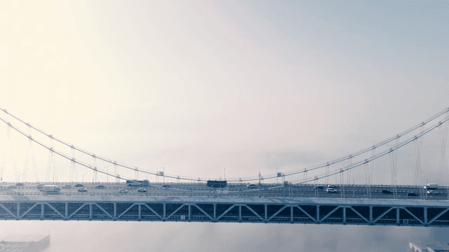 안개 속을 달리는 자동차가 있는 다리