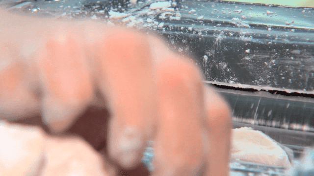 반죽 조각들을 반죽 기계에 빠르게 넣는 손