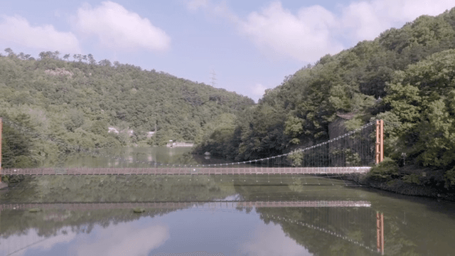 잔잔한 호수 위의 현수교