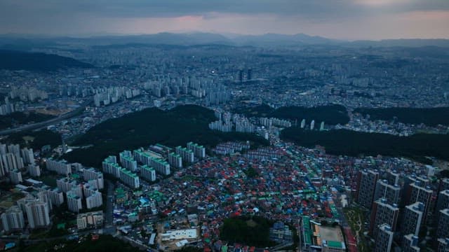 빽빽한 건물들이 즐비한 도시 풍경