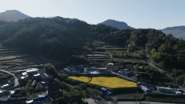 계단식 논과 시골 마을의 경치