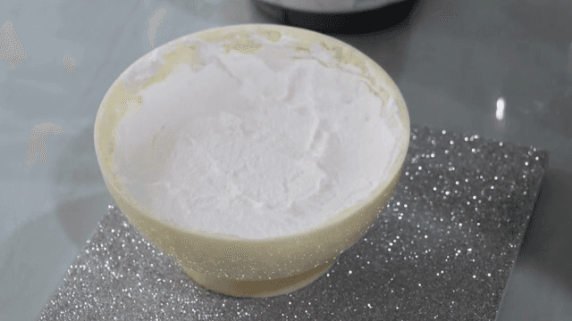 크림과 빵으로 케익을 만드는 장면