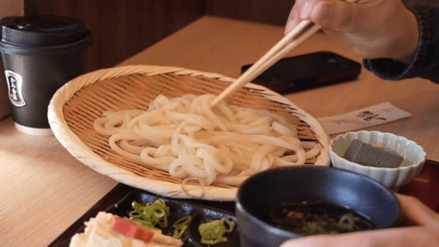 소스에 담가 먹는 우동