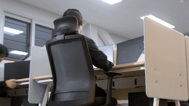 책상에 앉아 있는 사무실 직원들