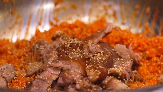 참깨가 뿌려진 족발 무생채 비빔밥