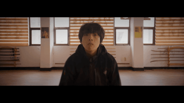 무술 도장에서 앉아 있는 사람