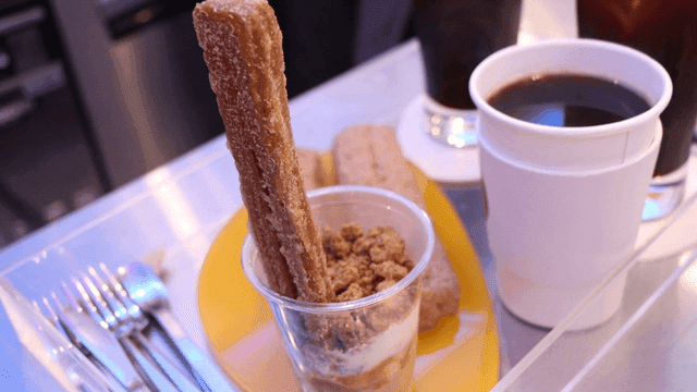 트레이 위의 디저트와 커피