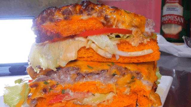 치즈가 많은 피자 모양의 햄버거의 단면