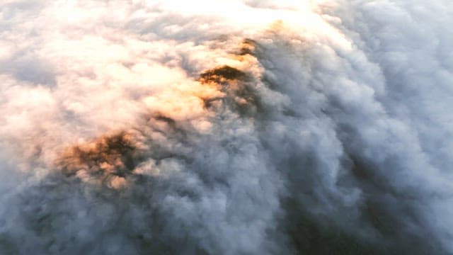 노을에 물든 구름