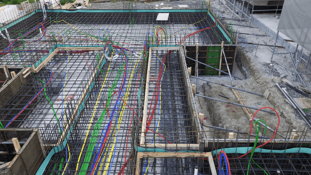 철근과 배선이 있는 건설 현장