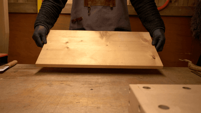 목수가 나무 판자를 준비하는 모습