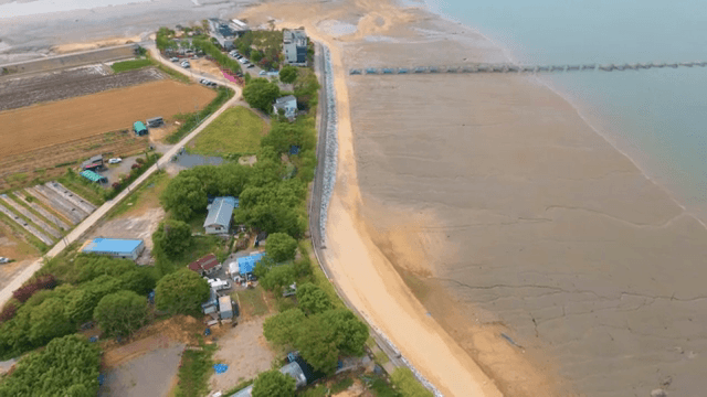 바닷가 옆 해안 마을과 농지