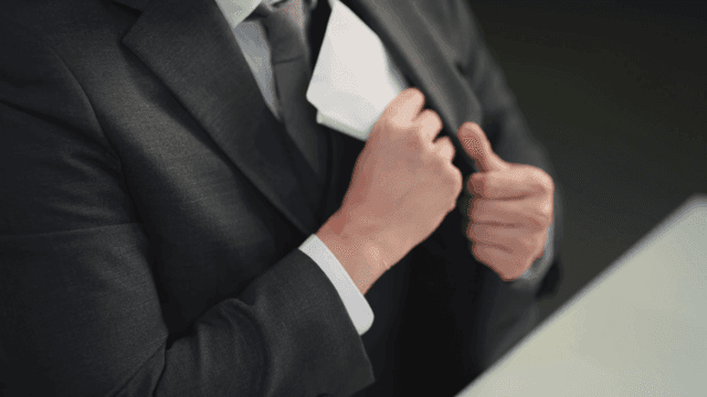 주머니에 현금 봉투를 넣는 사람