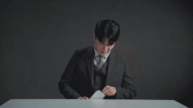 몰래 봉투 속 돈을 세는 남자