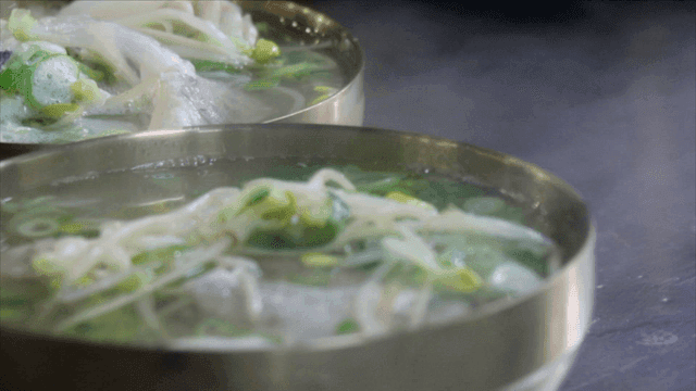 김이 나는 놋그릇의 대구탕들