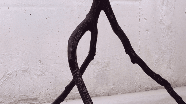 독특한 디자인의 실내 나무 테이블