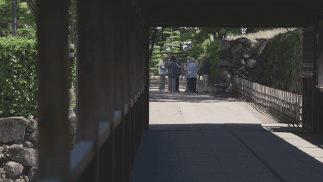 정원에서 모여 있는 노인들